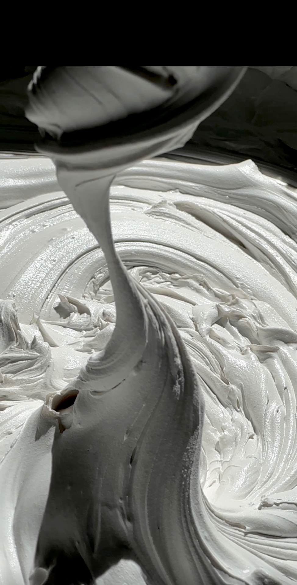 The Cream poured in a thick ribbon